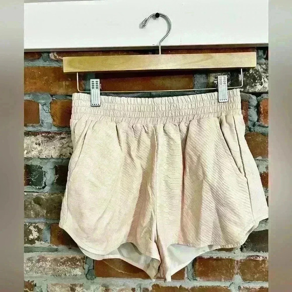 Lovers + Friends Snakeskin Elastic Band Shorts Size Small - Picture 2 of 9